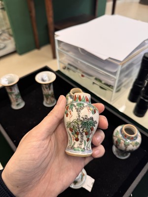 Lot 39 - A Chinese wucai 'squirrel and grapes' miniature garniture set, Transitional period