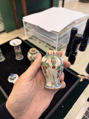 Lot 39 - A Chinese wucai 'squirrel and grapes' miniature garniture set, Transitional period