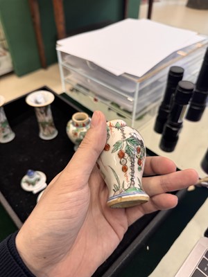 Lot 39 - A Chinese wucai 'squirrel and grapes' miniature garniture set, Transitional period