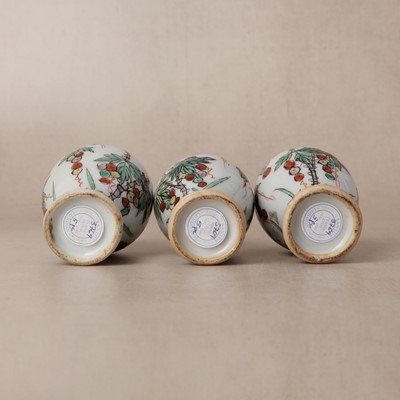 Lot 39 - A Chinese wucai 'squirrel and grapes' miniature garniture set, Transitional period