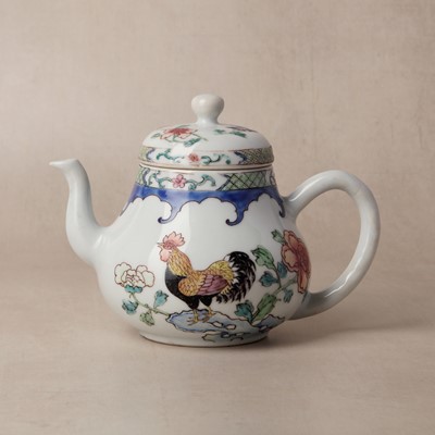 Lot 157 - A Chinese export famille-rose 'cockerel' teapot, Qing dynasty, Yongzheng period