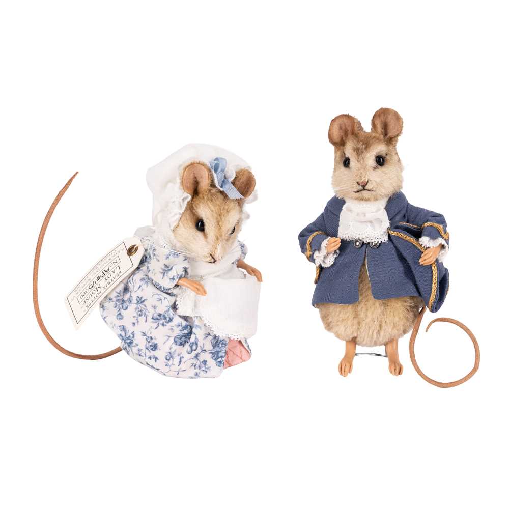 Lot 224 - A boxed pair of Beatrix Potter mice by R