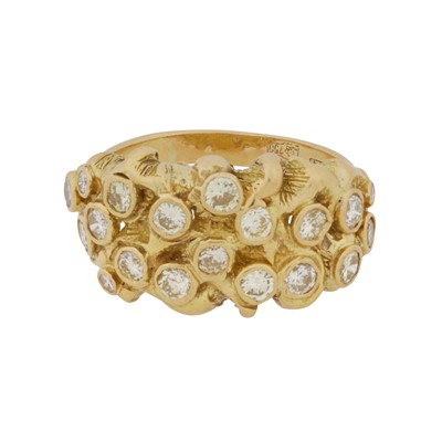 Lot 273 - A diamond dress ring