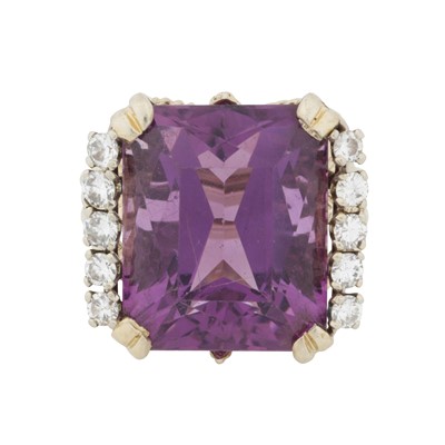 Lot 293 - An amethyst and diamond ring