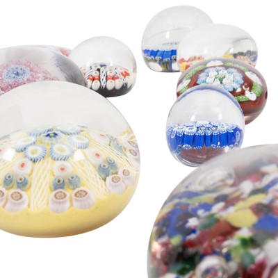 Lot 152 - A collection of paperweights to include Clichy and Stourbridge