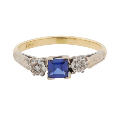 Lot 26 - A sapphire and diamond ring