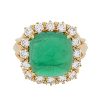 Lot 239 - An emerald and diamond halo ring