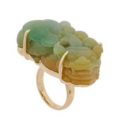 Lot 222 - A dragon jade ring