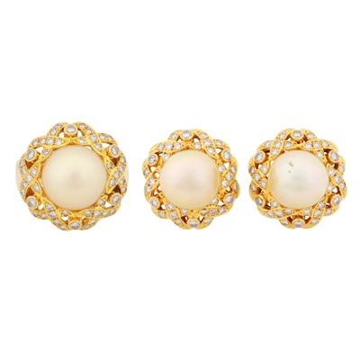 Lot 203 - A South Sea cultured pearl and diamond suite