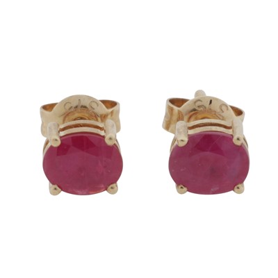 Lot 225 - A pair of ruby earrings