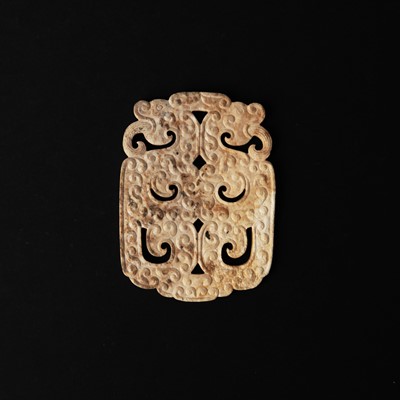 Lot 124 - A Chinese archaistic jade 'chilong' dragon plaque, Warring States period of later