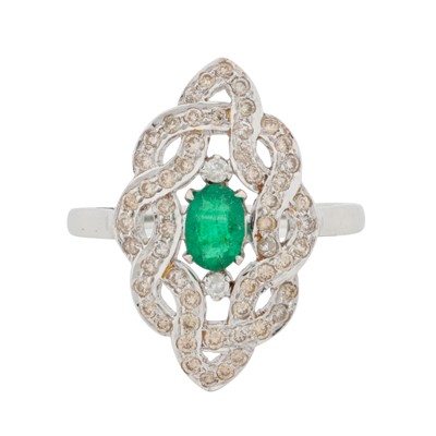 Lot 317 - An emerald and diamond ring
