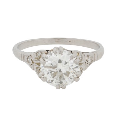 Lot 352 - A diamond ring