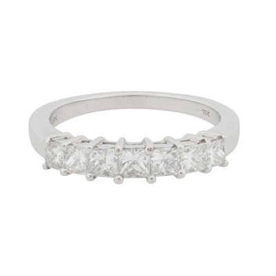 Lot 359 - A seven-stone diamond ring