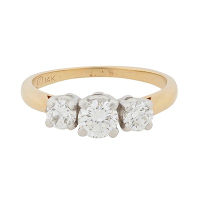 Lot 153 - A three-stone diamond ring