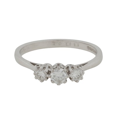 Lot 27 - A diamond three stone ring