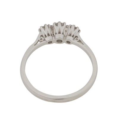 Lot 27 - A diamond three stone ring