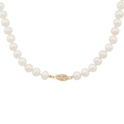 Lot 51 - A single strand pearl necklace