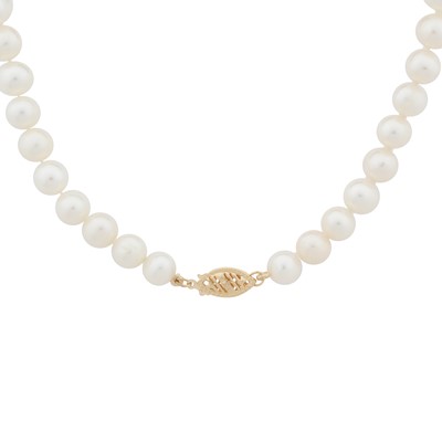 Lot 122 - A single strand pearl necklace