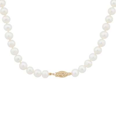 Lot 60 - A single strand pearl necklace