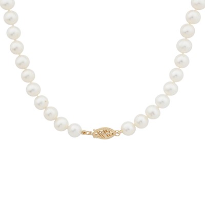 Lot 104 - A single strand pearl necklace