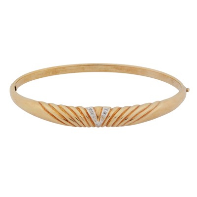 Lot 193 - A diamond bangle