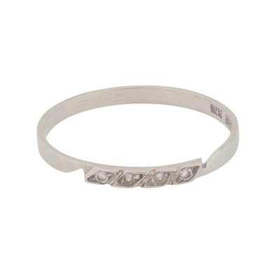 Lot 104 - A white sapphire ring