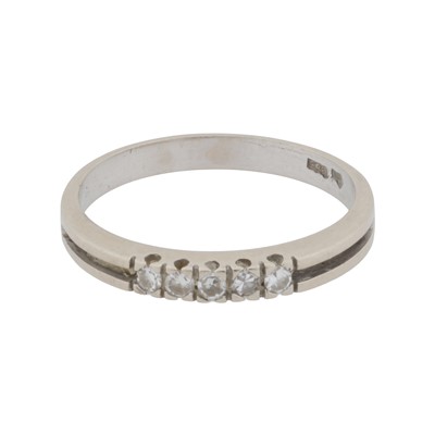Lot 101 - A diamond five-stone ring