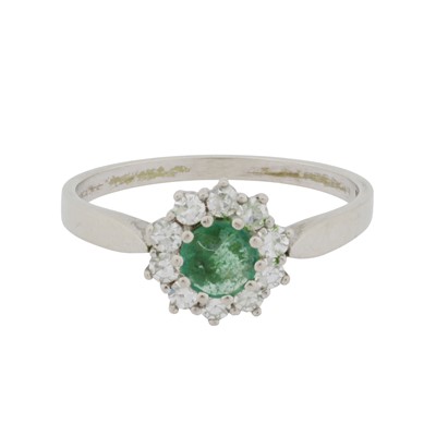 Lot 107 - An emerald and white sapphire ring