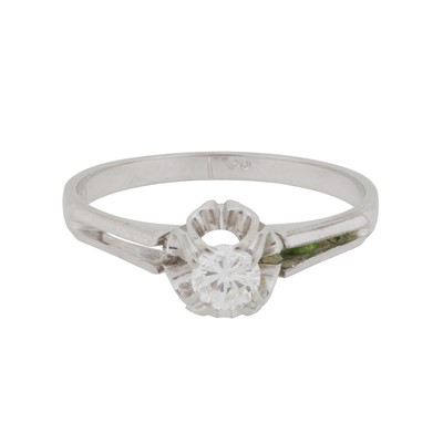 Lot 102 - A diamond single-stone ring