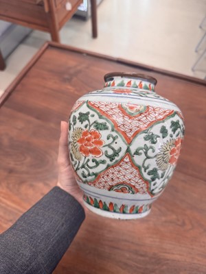 Lot 41 - A Chinese wucai 'phoenix' jar, Transitional period, 17th century