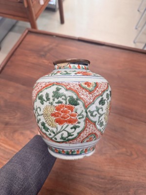 Lot 41 - A Chinese wucai 'phoenix' jar, Transitional period, 17th century