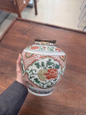 Lot 41 - A Chinese wucai 'phoenix' jar, Transitional period, 17th century