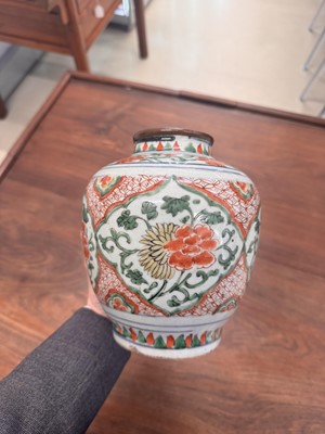 Lot 41 - A Chinese wucai 'phoenix' jar, Transitional period, 17th century