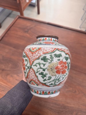 Lot 41 - A Chinese wucai 'phoenix' jar, Transitional period, 17th century