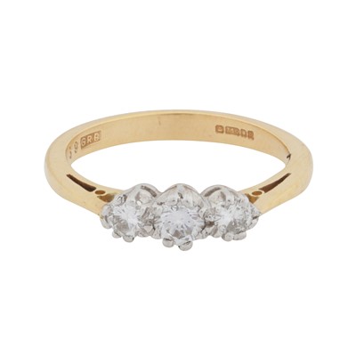 Lot 438 - A three-stone diamond ring