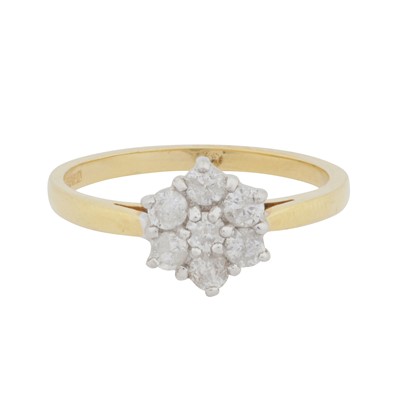 Lot 440 - A diamond cluster ring