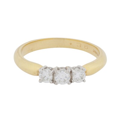 Lot 441 - A three-stone diamond ring
