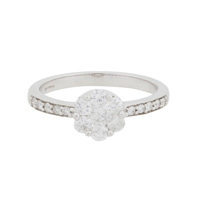 Lot 105 - A diamond cluster ring