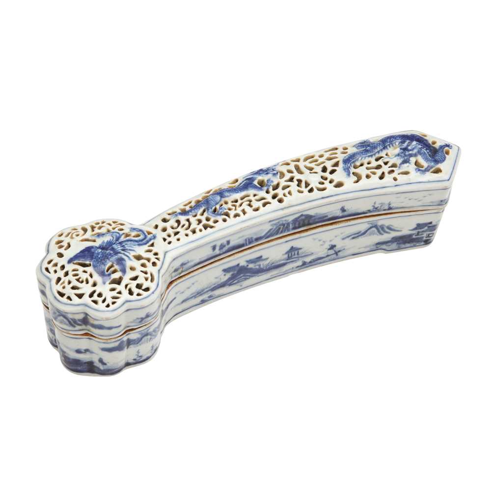 Lot 92 - A Chinese blue and white sceptre-shaped censer and cover, Qing dynasty, 18th-19th century