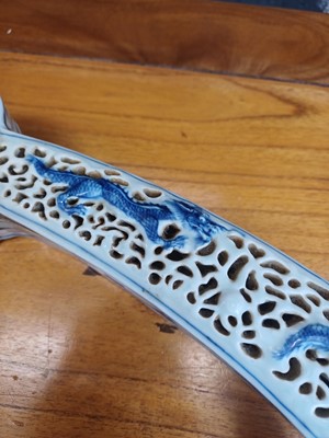 Lot 92 - A Chinese blue and white sceptre-shaped censer and cover, Qing dynasty, 18th-19th century