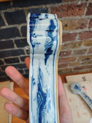 Lot 92 - A Chinese blue and white sceptre-shaped censer and cover, Qing dynasty, 18th-19th century