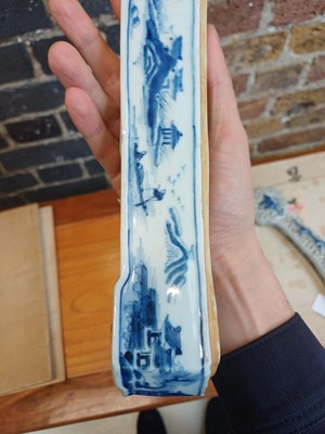 Lot 92 - A Chinese blue and white sceptre-shaped censer and cover, Qing dynasty, 18th-19th century