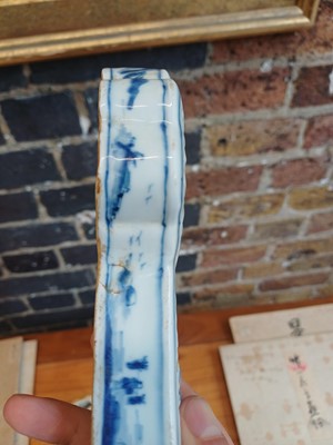 Lot 92 - A Chinese blue and white sceptre-shaped censer and cover, Qing dynasty, 18th-19th century