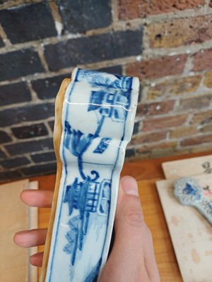 Lot 92 - A Chinese blue and white sceptre-shaped censer and cover, Qing dynasty, 18th-19th century