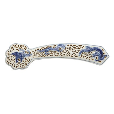 Lot 92 - A Chinese blue and white sceptre-shaped censer and cover, Qing dynasty, 18th-19th century