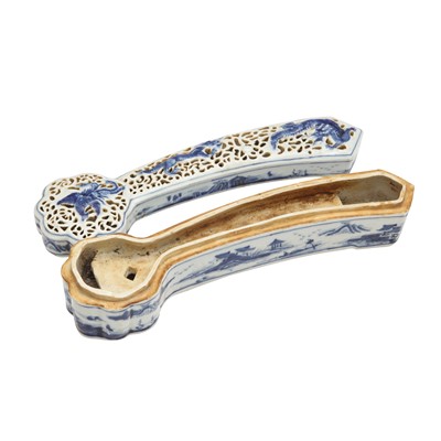 Lot 92 - A Chinese blue and white sceptre-shaped censer and cover, Qing dynasty, 18th-19th century