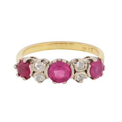 Lot 116 - A ruby and diamond ring