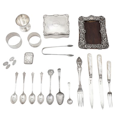 Lot 491 - A mixed group of sterling silver