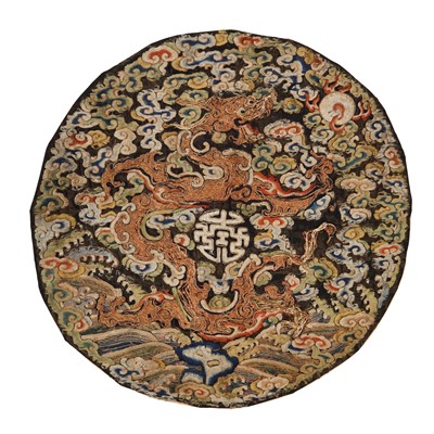 Lot A fine Chinese 'dragon' embroidered round panel, Qing dynasty, Qianlong period